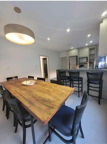 Resid�ncia White House - Casa De Piscina Em Penha.