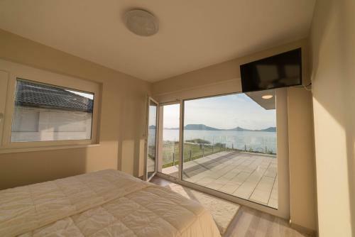 Heaven's Gate Apartment Fony�d