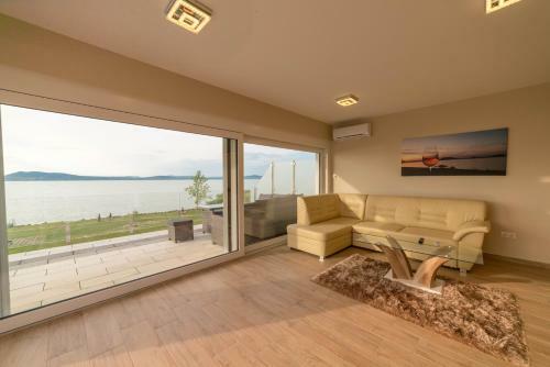 Heaven's Gate Apartment Fony�d