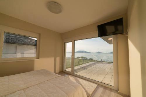 Heaven's Gate Apartment Fony�d