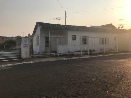 Casa Branca Com Estacionamento - Melhorturistar