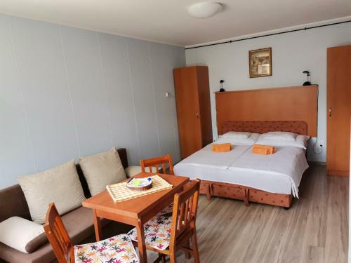 R�zsa Apartman