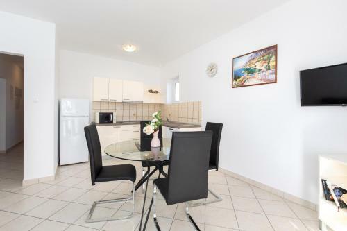 Apartments With Pool Ivana Krk