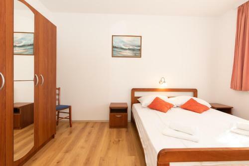 Apartments With Pool Ivana Krk