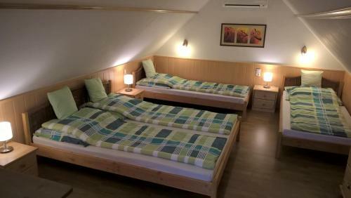 Hostal Cseresznyevir�g Vend�gh�zak