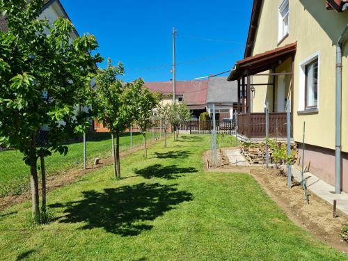 Gy�ngyvir�g Apartman Lenti