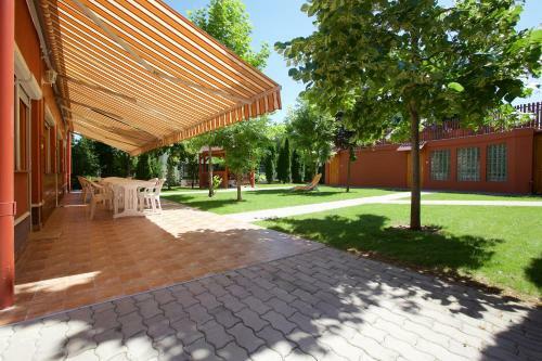 Zoli Apartmanok-br�dy 51-53