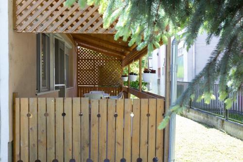 Compass Apartmanok II