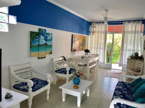 Casa Com 3 Quartos E 4 Banheiros 400m Da Praia