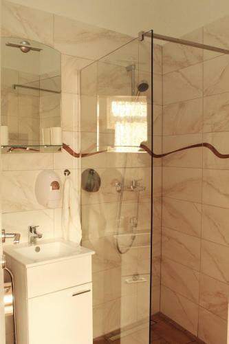 Kvija Rooms