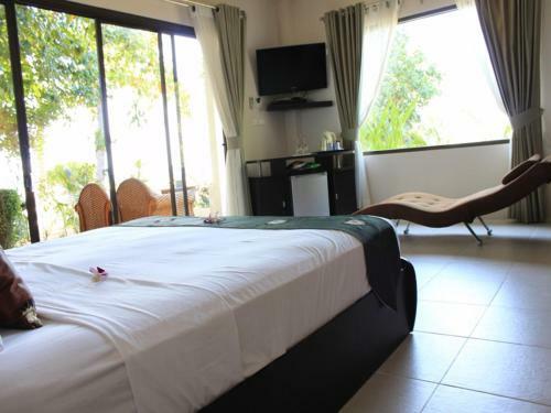 The Waterfront Boutique Hotel & Cafe