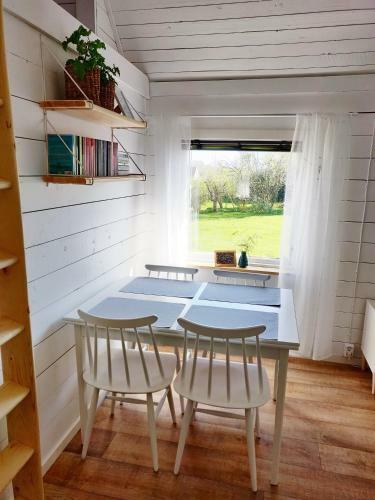 Centralt Och Havsn�ra! Stuga I Lugnt Villomr�de