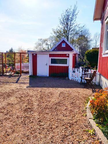 Centralt Och Havsn�ra! Stuga I Lugnt Villomr�de