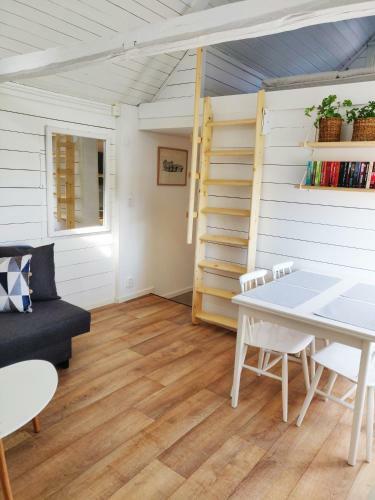 Centralt Och Havsn�ra! Stuga I Lugnt Villomr�de