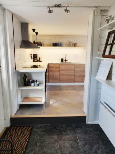 Centralt Och Havsn�ra! Stuga I Lugnt Villomr�de