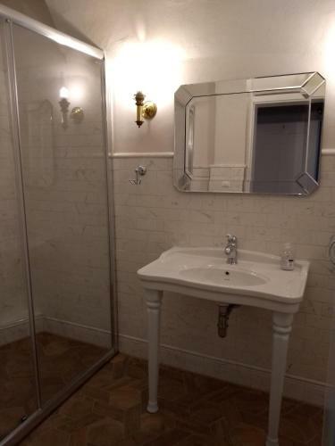 Hostal May House