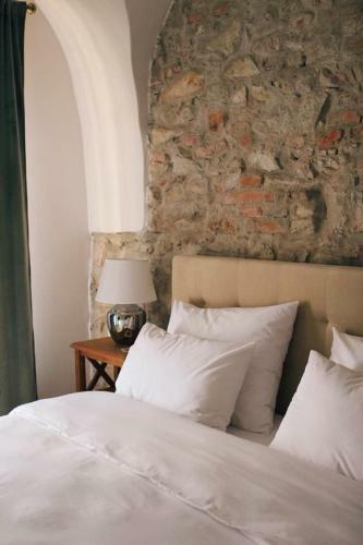 Hostal May House