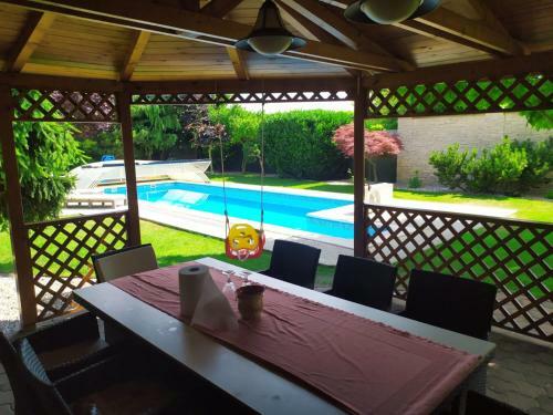Garden & Pool Apartment
