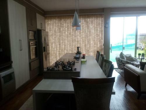 Casa Na Beira Da Lagoa Com Piscina E Rampa Para Embarca��es