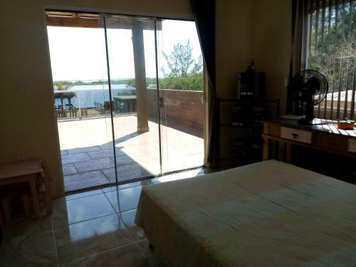 Casa Na Beira Da Lagoa Com Piscina E Rampa Para Embarca��es
