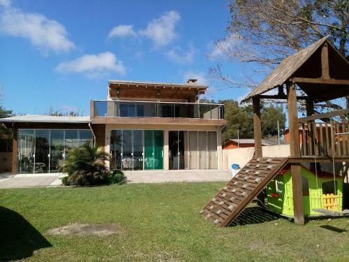 Casa Na Beira Da Lagoa Com Piscina E Rampa Para Embarca��es