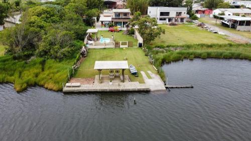 Casa Na Beira Da Lagoa Com Piscina E Rampa Para Embarca��es