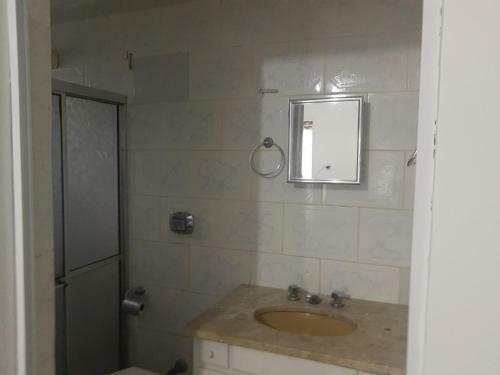 Casa Com Bangal�s Agrad�vel E Tranquilo