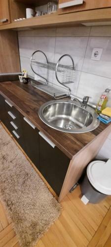 Apartman, Preko Puta Mone