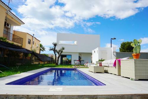 Stunning Villa With Private Pool, Solarium And Only 350m From The Beach