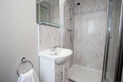 Bright And Beautiful Modern Apartment - Sleeps 4