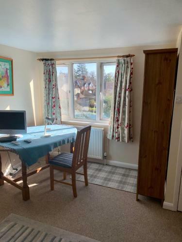 Spacious Attic Room In Cranleigh