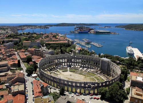 Apartments With A Parking Space Pula - 14565