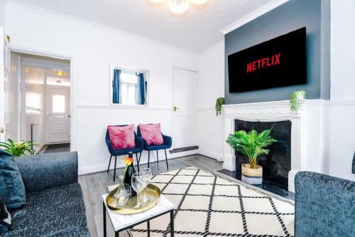 Harley House - Spacious Home With Free Netflix & Parking By Rocketbnb