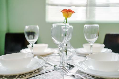 Harley House - Spacious Home With Free Netflix & Parking By Rocketbnb