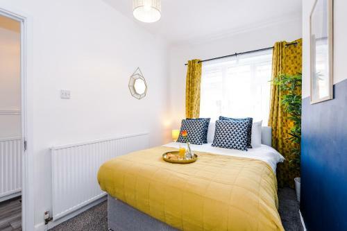 Harley House - Spacious Home With Free Netflix & Parking By Rocketbnb