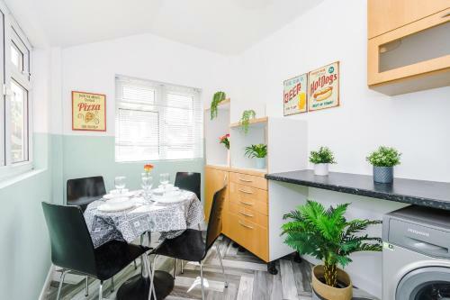 Harley House - Spacious Home With Free Netflix & Parking By Rocketbnb