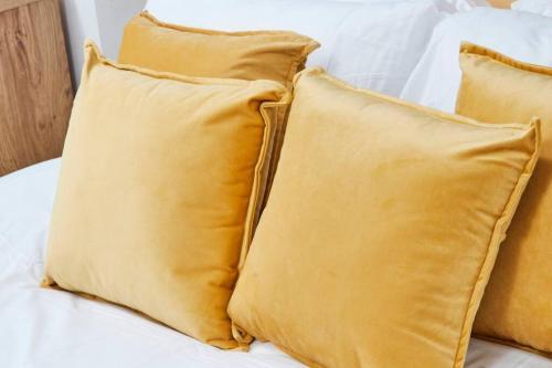 Luxury 2 Bed Apartment Central Location Sleeps 5