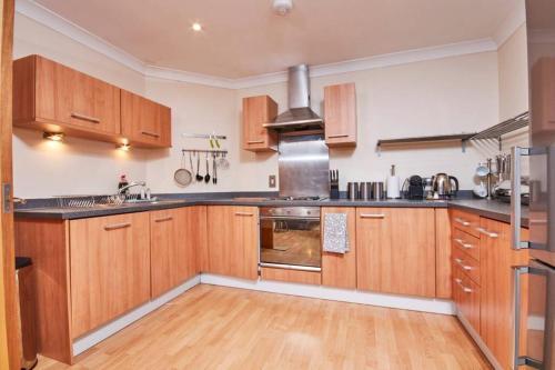 Luxury 2 Bed Apartment Central Location Sleeps 5
