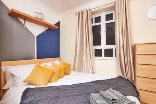 Luxury 2 Bed Apartment Central Location Sleeps 5