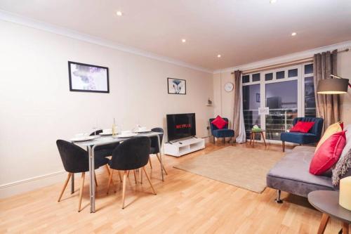 Luxury 2 Bed Apartment Central Location Sleeps 5