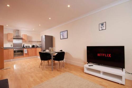 Luxury 2 Bed Apartment Central Location Sleeps 5