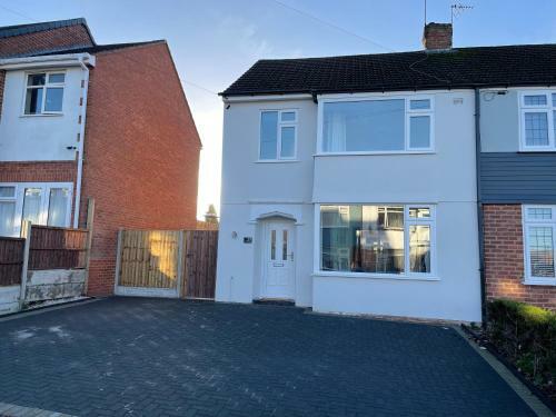 Apartamento Modern 3-bed House With Parking - Sleeps 7!