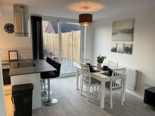 Apartamento Modern 3-bed House With Parking - Sleeps 7!