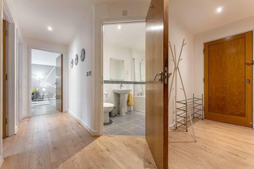 Riley House Spacious City Apartment