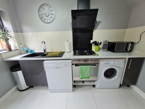 Contractor House With Parking & Netflix & Ev Charging Bac By Passionfruit Properties