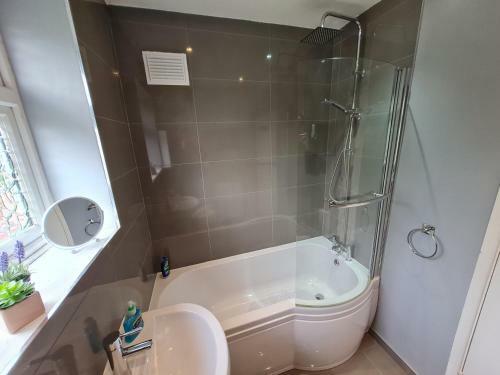 Contractor House With Parking & Netflix & Ev Charging Bac By Passionfruit Properties
