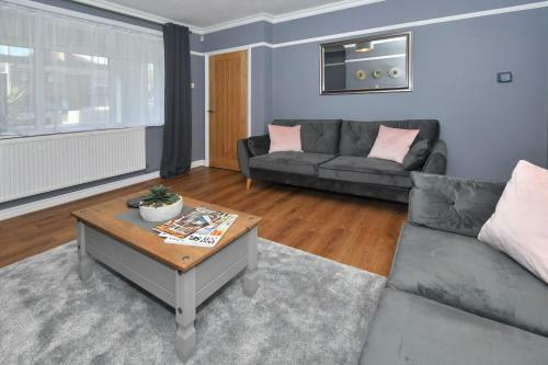 Orion House - Sleeps 6, Driveway, Garden