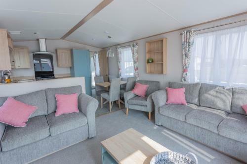 Family Friendly 2 Bedroom - On Great Holiday Park!