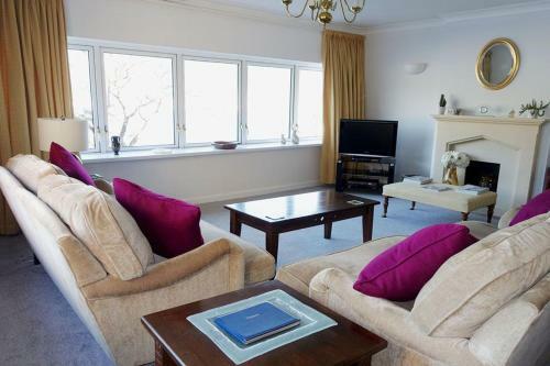 2 Lee Court - Spacious Waterfront Apartment