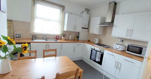 Very Spacious Two Bedroom Converted Apartment In East Croydon